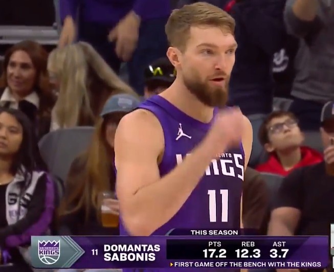 开云体育下载-欢迎回来！小萨复出&amp;国王生涯首次替补登场 全场观众欢呼鼓掌！